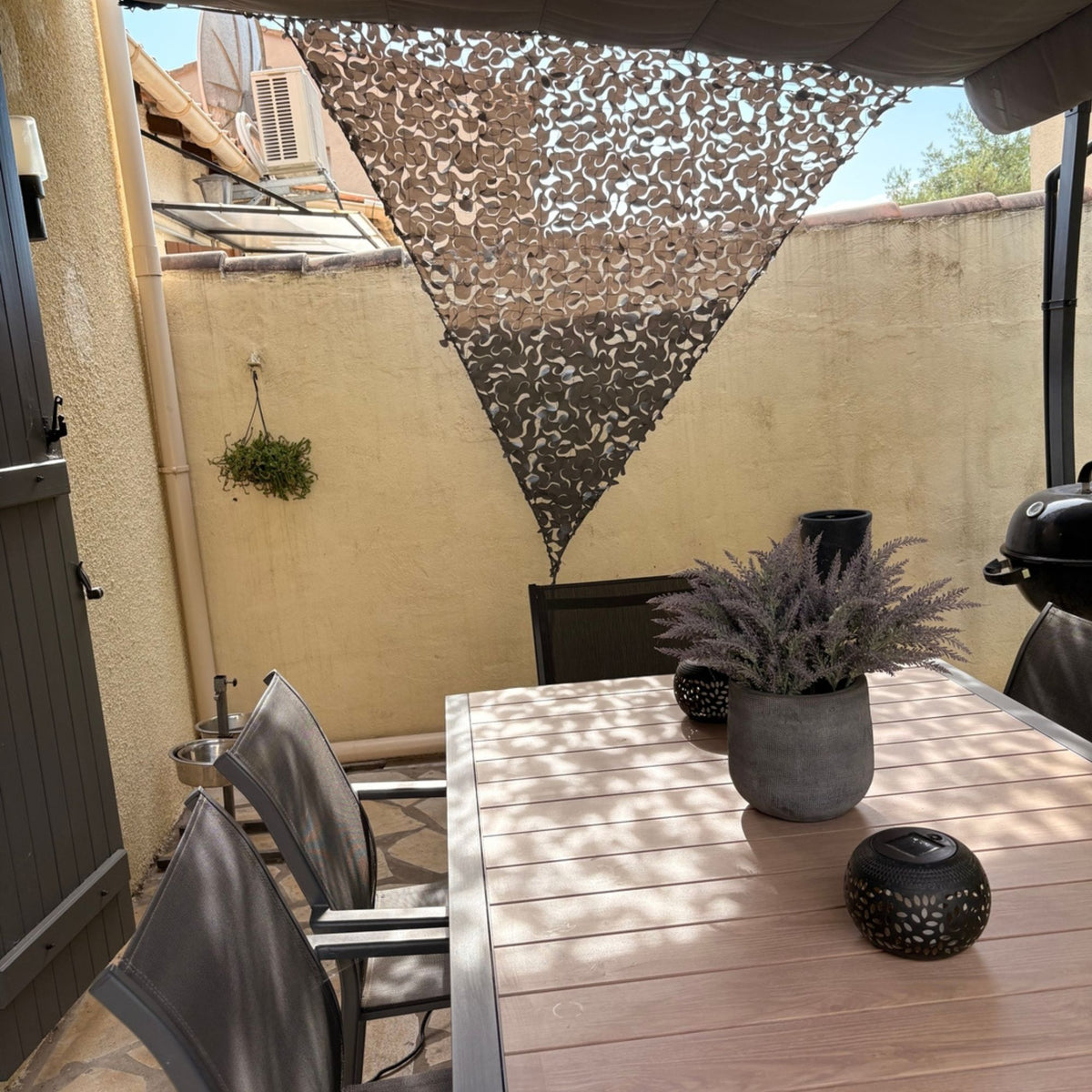 Filet de camouflage triangulaire gris