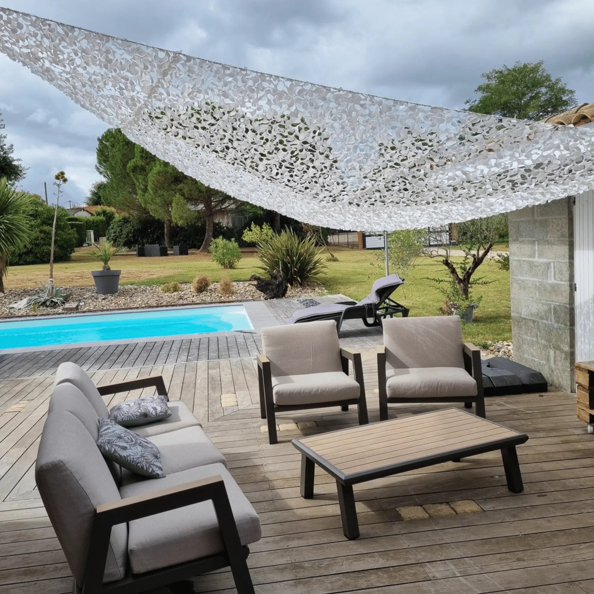 Filet de camouflage triangulaire blanc