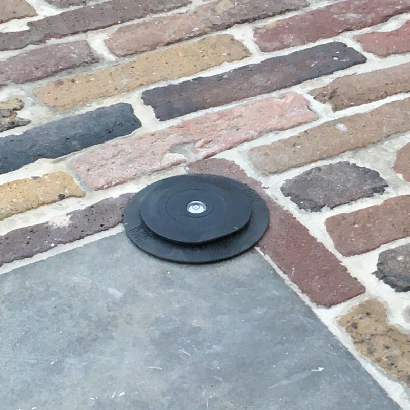 Anchoring base for telescopic masts